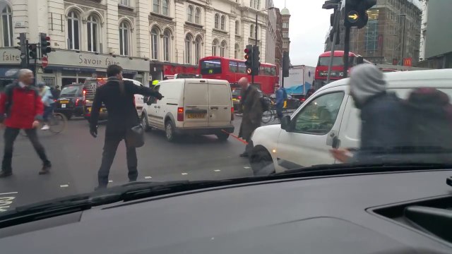 Londres : des piétons pas attentifs ne voient pas une corde de remorquage !