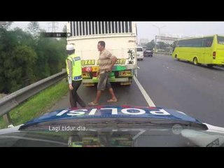 Melihat Kaki Keluar dari Jendela, Bripda Tiara Tegur Pengemudi Truk - 86