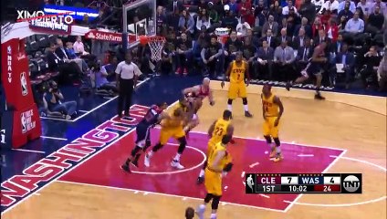 LeBron James met Markieff Morris sur un poster