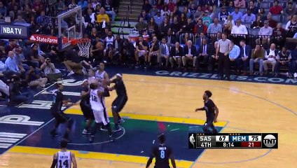 Vince Carter colle 4 contres aux Spurs