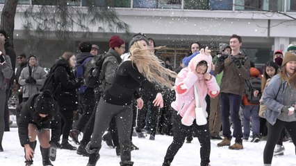 3000 participants à la bataille de boules de neige d'une université