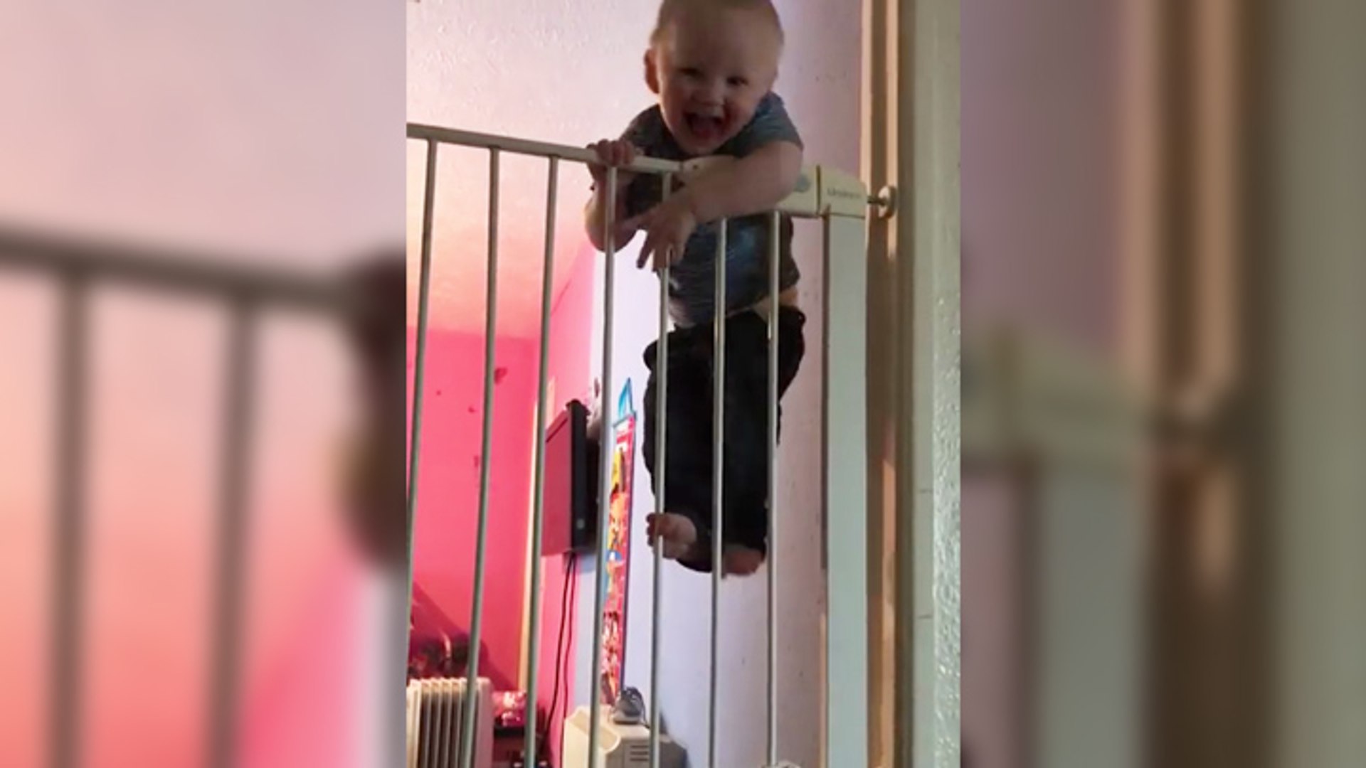 Un Bebe Escalade Une Double Barriere De Securite Video Dailymotion