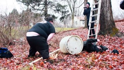 Un abruti se prend volontairement des coups dans les testicules !