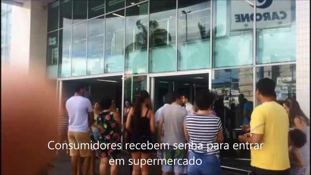 Consumidores recebem senha para entrar em supermercado