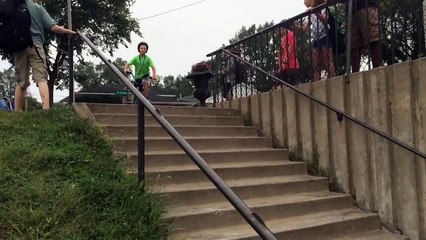 Un enfant descend des escaliers en VTT et ce n’était pas une bonne idée !