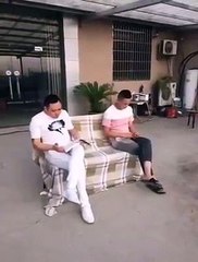 Cinesi cadono dalla sedia