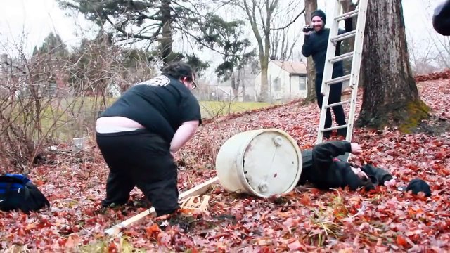 Zach Holmes se prend volontairement des coups dans les testicules