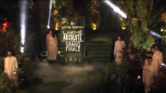 Kareena Kapoor SIZZLES At Lakme Fashion Week 2017 Grand Finale