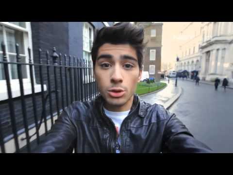 Entertainment News - Boy band asal Inggris rilis produk Kacamata