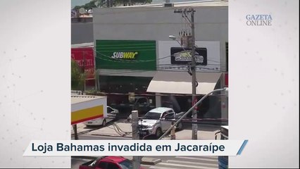 Um grupo de jovens dentro de uma picape Hillux invadiu a loja Bahamas em Jacaraípe