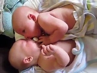 (WOW Very Funny CUTEST BABY FİGHT (TWİNS