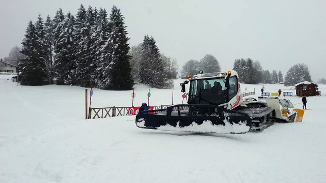 Les bénévoles de la Transjurassienne enneigent la piste aux Rousses