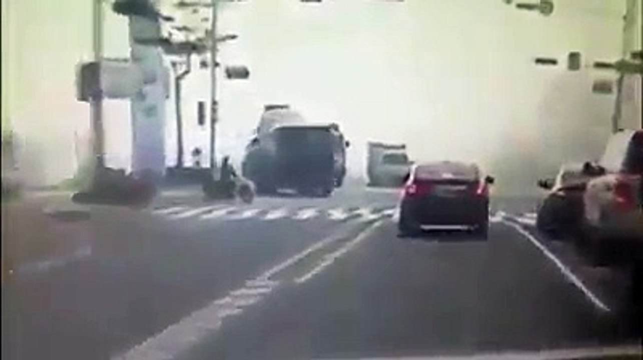 TRUCK NE CAR KO KUCHAL DIA