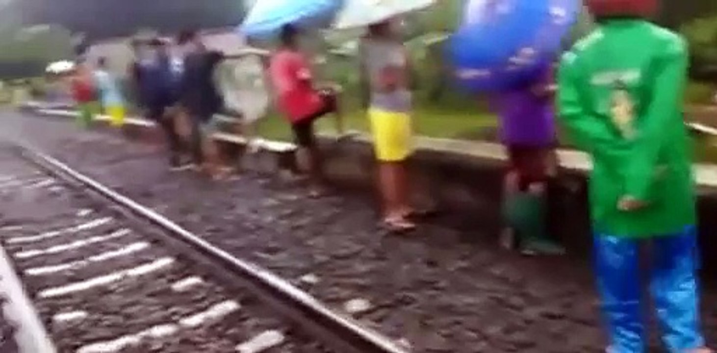 Heboh Video Bus Sinar Jaya Nekat Terobos Banjir, Ini yang Kemudian Terjadi sesuatu