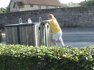 04 Bizutage Mathieu le chieur sur caisse