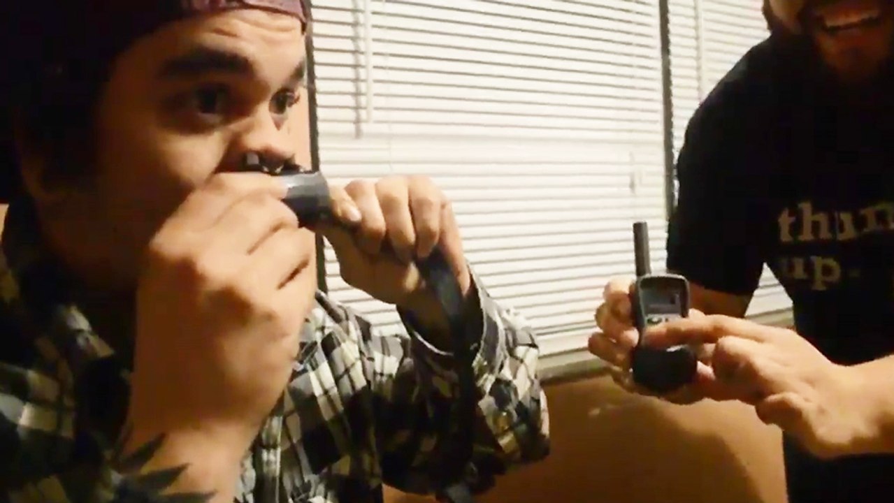 Un abruti s'enfile un collier anti-aboiement dans le nez