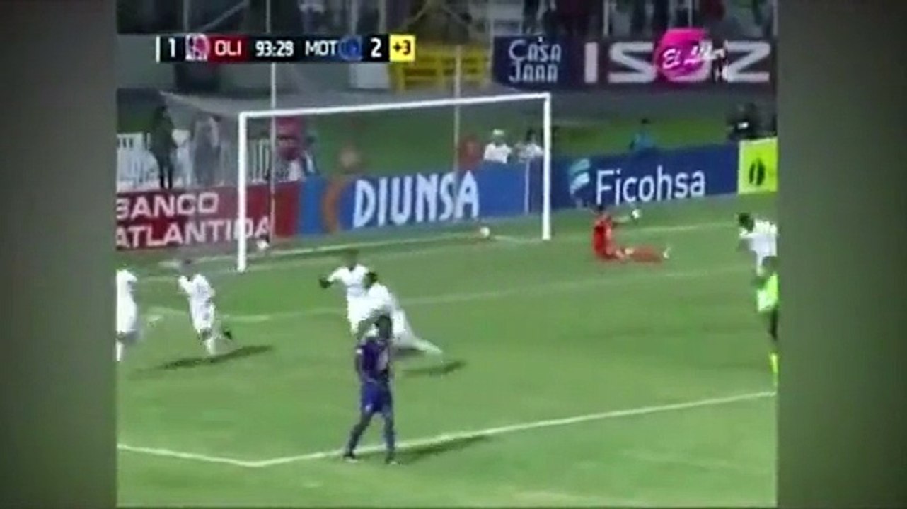 Insólito: adepto invade o relvado e ajuda equipa a empatar o jogo!