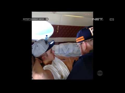 Justin Bieber bikin tato di pesawat