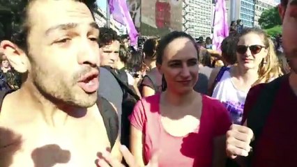 hechan a hombre que apoya las feministas