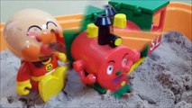 アンパンマン アニメ❤おもちゃ SLマンと砂場遊び 電車を作ったよ 子供向けアニメ 動画 砂遊び！泥遊び！アンパンマンジョーロで水浴び！きれいになったかな？ドキンちゃんとバイキンマンもいるよ！キッズト-cJcfxkOC3nM