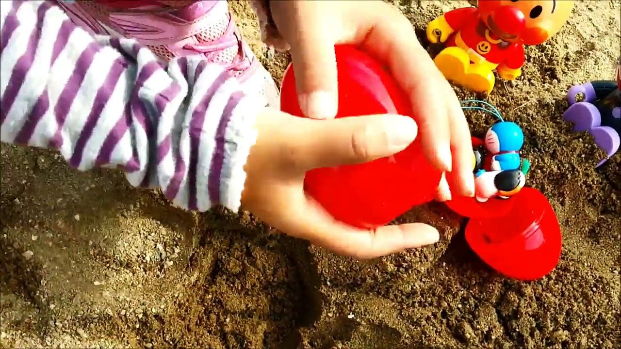 メルちゃん公園で砂遊び！宝探し❤アンパンマン一緒に宝探したよ！キッズ アニメ＆おもちゃ 子供向け動画 キッズトイ-4WuvG8OajYI