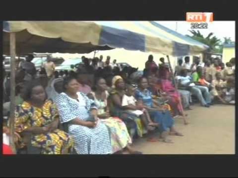 Mme Henriette Konan Bedié a rendu visite au Enfants de l'école ivoirienne des sourds de Yopougon