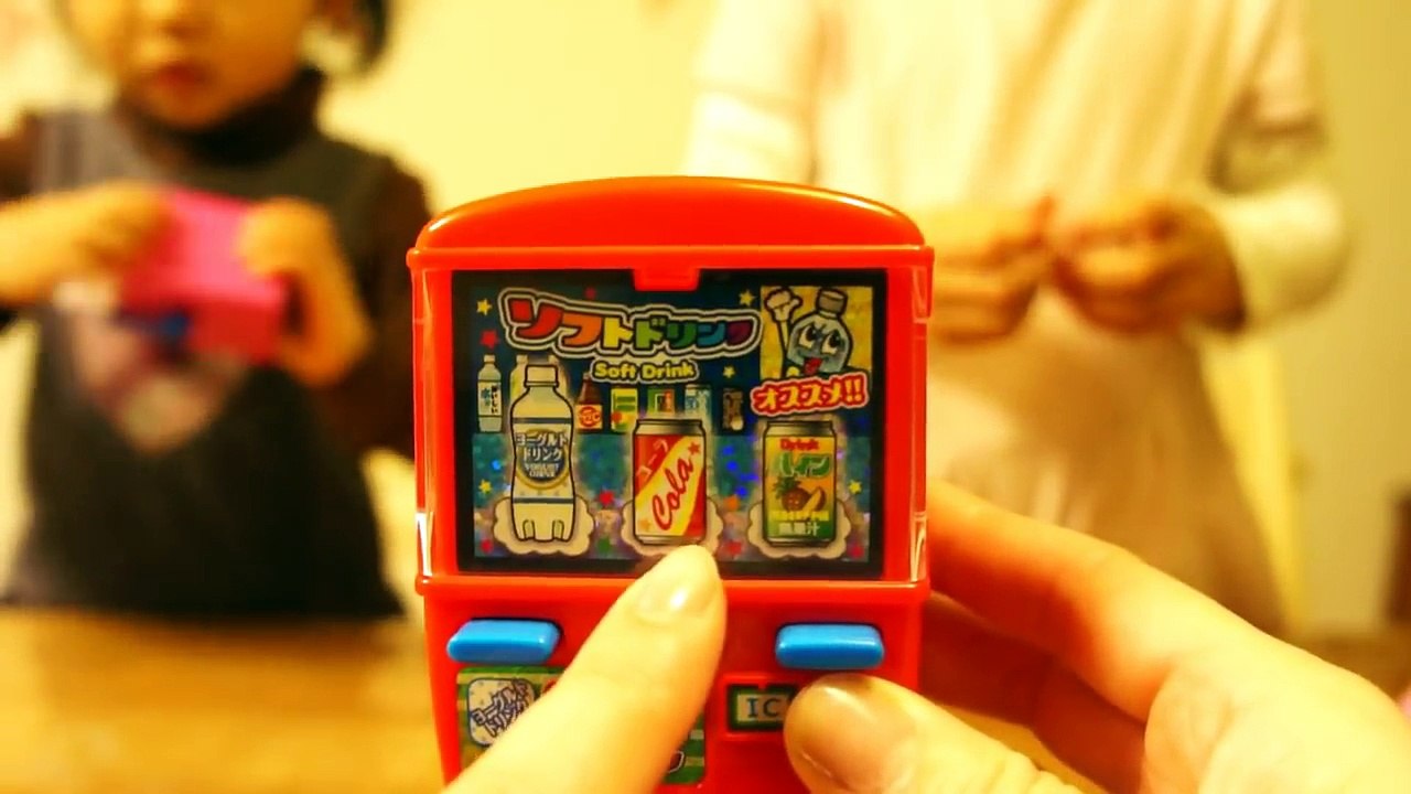 きょうだい喧嘩勃発 ウキウキ！自動販売機★ わたしが先に遊ぶの～！ふたりはなかよし♪-hrNqxy5JhBk