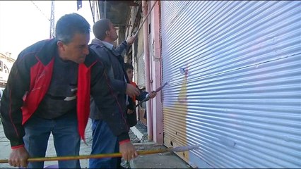 Iraqis remove ISIL graffiti from Qaraqosh