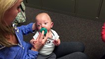 Ce bébé entend pour la première fois.. émouvant !