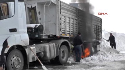 Muş Kar Altında Kalan Kamyonu 4 Işçi, 3 Saatte Kurtardı