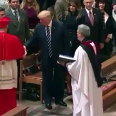 Donald Trump Sert la Main à tout le monde sauf à un noir, Regardez!