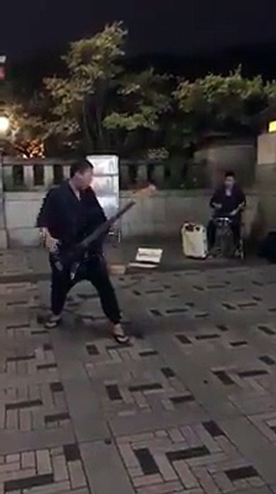 Un bassiste et un batteur de rue en mode dingue... Quel talent