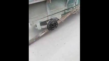 Ce camion roule sur 3 roues ! Ah ouais...