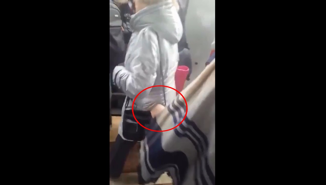 Un homme surprend une femme en train de voler dans un sac.