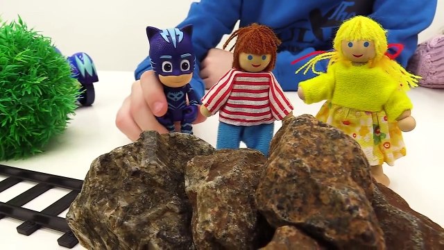 Герои в Масках на Железной Дороге! #КетБой и #Гекко разбирают завал. Видео с игрушками. Игры поезда-Jlpc97u_jzQ