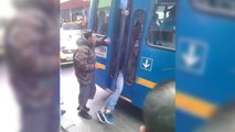 Un voleur se fait coincer entre les portes d'un bus