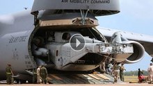 Este avião gigantesco transporta tudo, até helicópteros! Mas quando vires como ele descola... É impressionante! Nunca vi