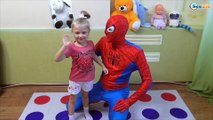 ✔ Spiderman. Ярослава играет с Человеком Пауком в Твистер. Видео для детей ✔