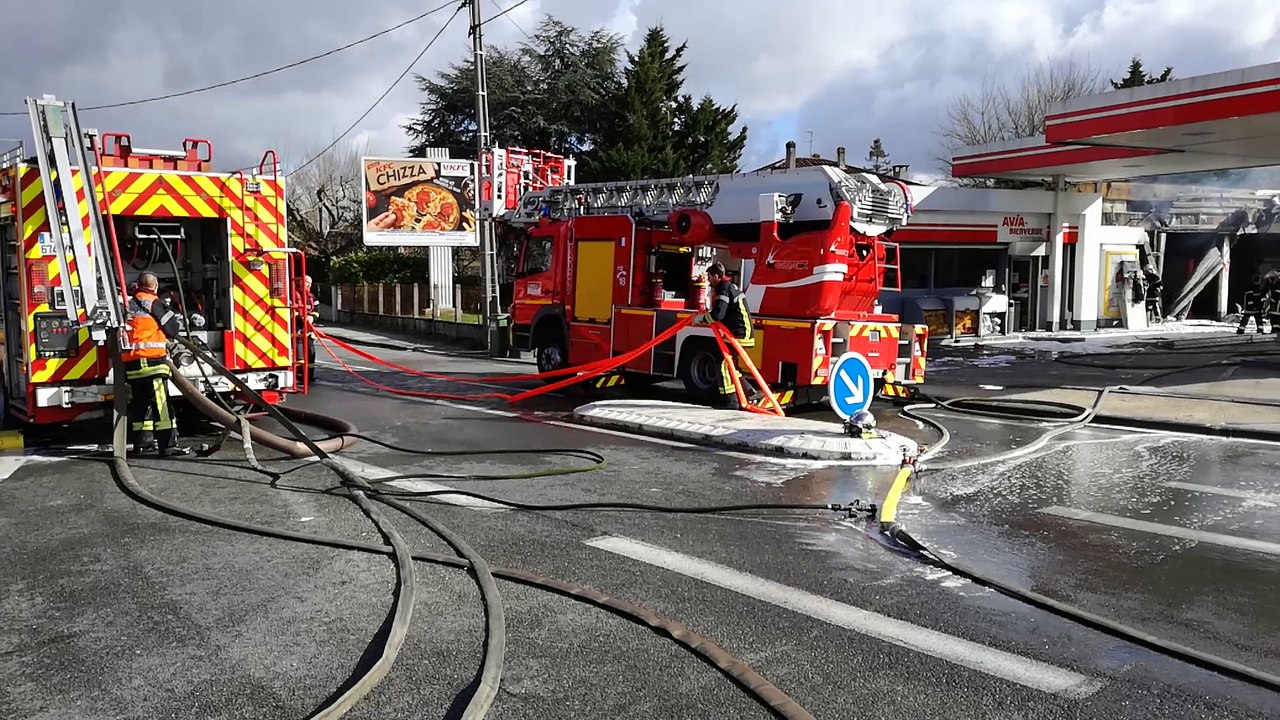 Gradignan (33) : le feu dans un atelier attenant à une station-service