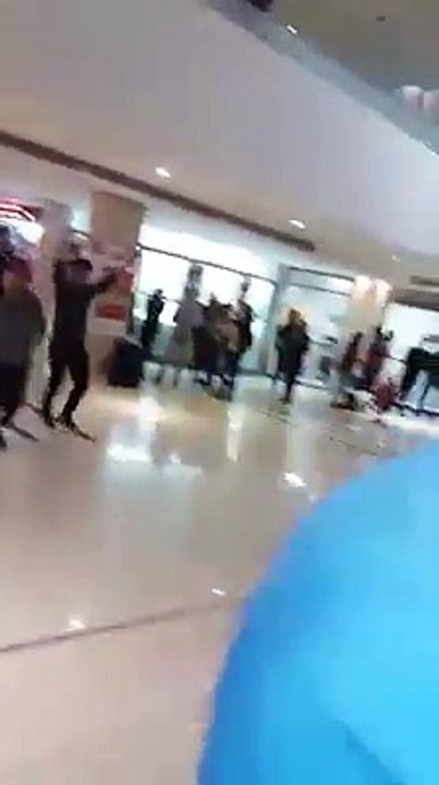 شاب تونسي يفاجئ زوجته في عيد ميلادها بأحد المراكز التجارية بالعاصمة