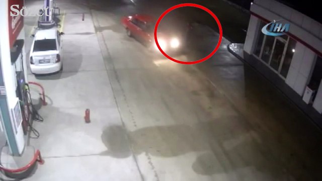 Yaşlı kadının çantasını çalıp, yerde sürükledi