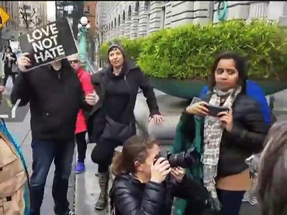 যুক্তরাষ্ট্র ভ্রমণে নিষেধাজ্ঞা মুসলমানরা বৈষম্যের শিকার হচ্ছেন কিনা জানতে চাইলেন আদালত