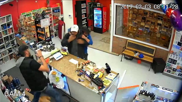 Une famille se bat contre un homme armé qui s’apprêtait à piller leur commerce