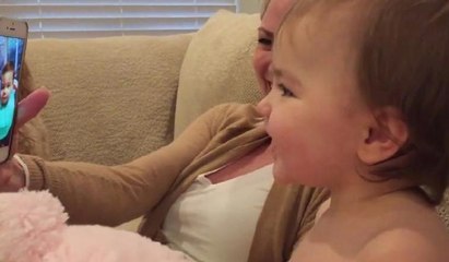 Bebekler görüntülü görüşme yaptı izleyenler gülme krizine girdi