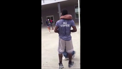 Un agent de sécurité se fait calmer par un élève : en mode prise de catch