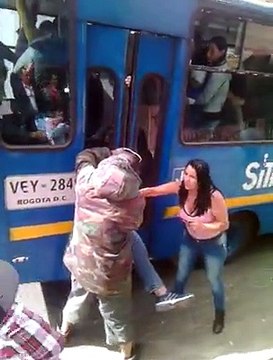 Ce voleur se fait coincer entre les portes du bus... Ahaha