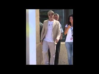 Brad Pitt Kenakan Kaos Bergambar Buatan Anaknya