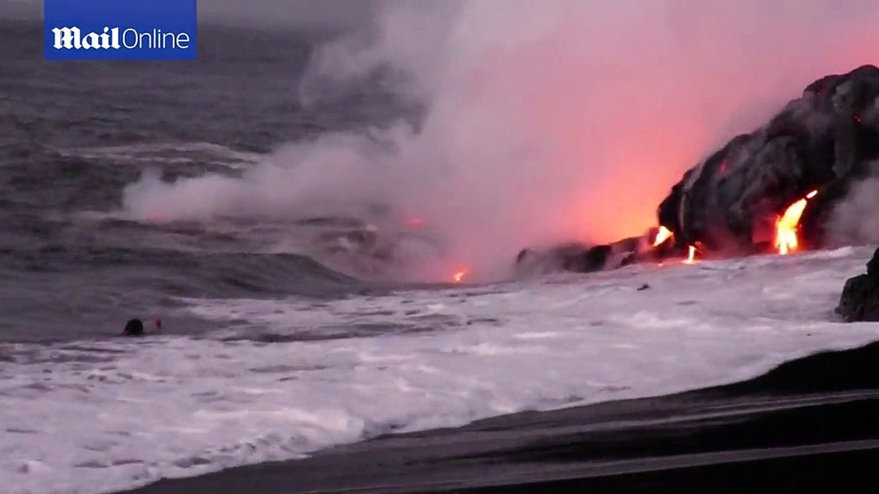 Momenti kur burri noton pranë llavës së vullkanit