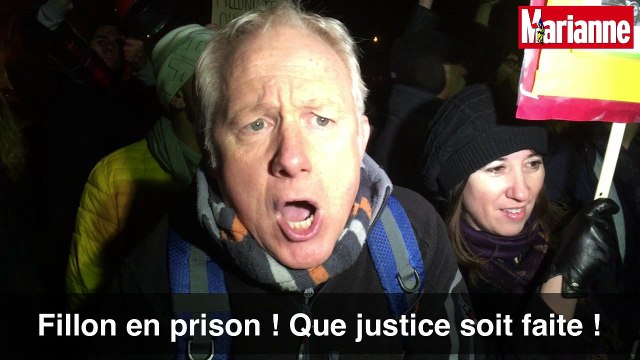 Fillon, en prison ! crient les manifestants au meeting de François Fillon à Poitiers
