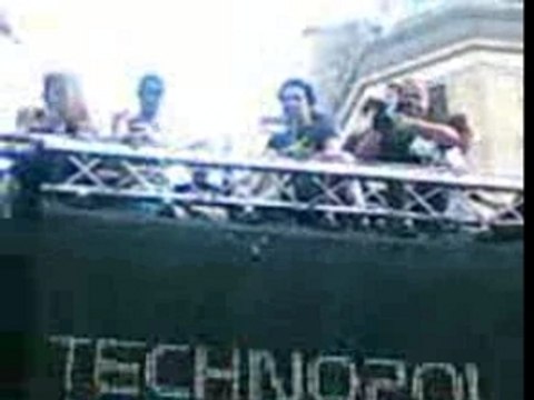 TECHNO PARADE 2007 (2) ( CHAR DAVID GUETTA ET JOACHIM )